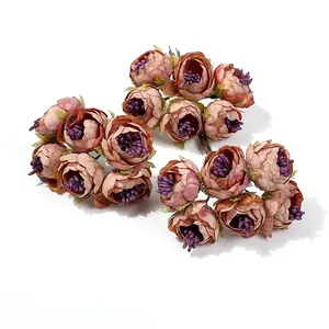 Primo piano dettagliato di boccioli di fiori artificiali rosa antico per artigianato fai da te.