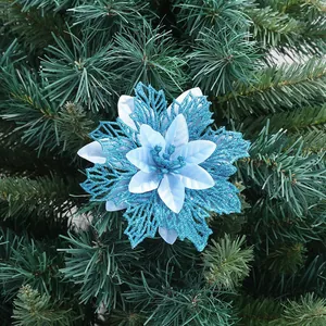 Primo piano di una stella di Natale artificiale blu glitterata su un ramo di pino