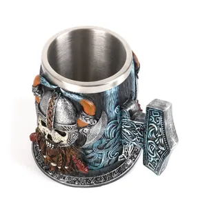 Gedetailleerde Viking bierpul met Mjolnir handvat en fijn uitgewerkt reliëf