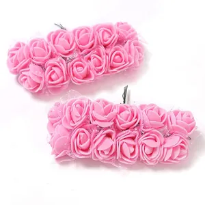Detail van de textuur van 2,5 cm roze PE-schuimrozen met witte kanten gaasranden