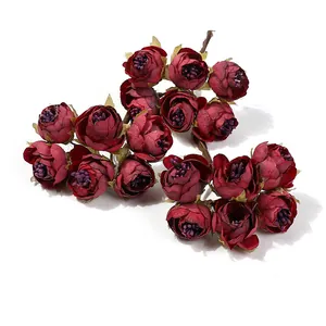 Macro di bouquet di mini rose artificiali rosso scuro per decorazioni fai-da-te
