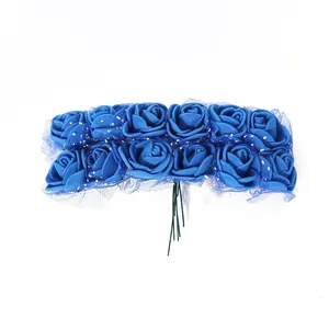 Detailweergave van 2,5 cm blauwe PE-schuimrozen met gaas voor doe-het-zelf krans decor