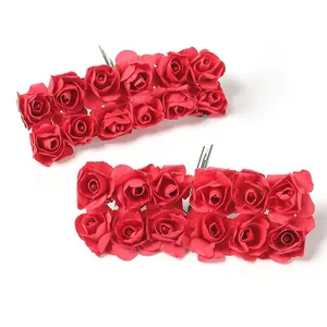Makroansicht von handgefertigten Mini-Papierrosen in Rot für DIY-Hochzeitsdeko
