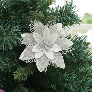 Dettaglio macro del fiore di stella di Natale glitterato d'argento sull'albero verde