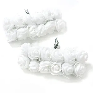 Detail van 2,5 cm witte PE-schuimrozen met decoratieve tule voor doe-het-zelf kransen