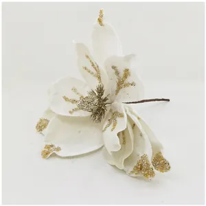 Détail élégant d'un magnolia artificiel en tissu blanc avec des paillettes dorées