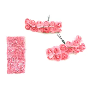 Detailaufnahme handgefertigter kleiner rosa Papierrosen für Hochzeit und Bastelarbeiten