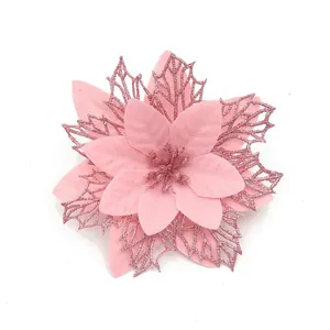 Vista dettagliata del fiore artificiale di stella di Natale rosa con glitter per decoro