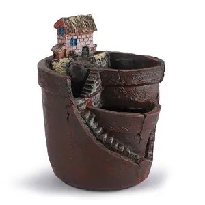 Detail van hars succulent pot met miniatuurhuis en stenen trap decoratie voor tuin