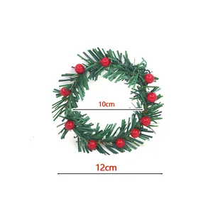 Dettaglio ghirlanda natalizia artificiale con bacche rosse, diametri 10 cm e 12 cm.