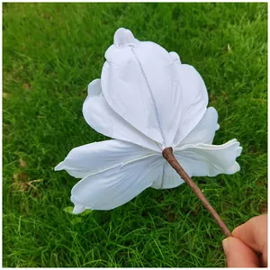 Vue détaillée de l'arrière d'une fleur de magnolia artificielle blanche à paillettes