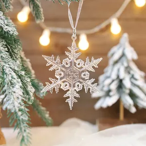 Nahaufnahme einer transparenten Acryl-Schneeflocke an einem festlichen Weihnachtsbaum