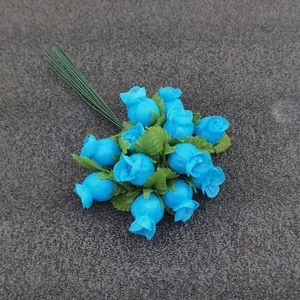 Detail eines 12-köpfigen blauen künstlichen Rosenstraußes für DIY-Hochzeiten und Deko