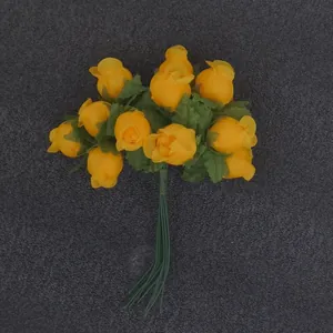 Nahaufnahme eines künstlichen gelben Rosenstraußes mit 12 Köpfen für DIY-Hochzeitsdekoration.