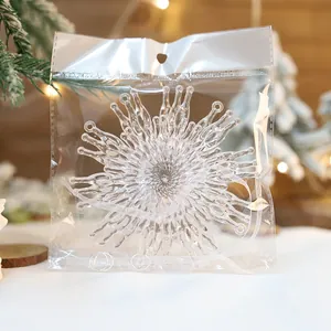 Detailansicht eines klaren Acryl-Schneeflocken-Weihnachtsanhängers in Verpackung