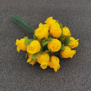 Detailaufnahme eines 12-köpfigen Bouquets aus leuchtend gelben künstlichen Seidenrosen.