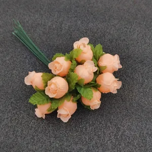 Nahaufnahme von 12 künstlichen Pfirsichrosen mit grünen Seidenblättern und Drahtstielen