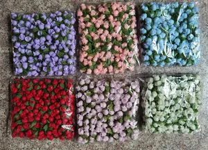 Detailaufnahme von bunten künstlichen Rosenknospen in verschiedenen Farben für Bastelarbeiten