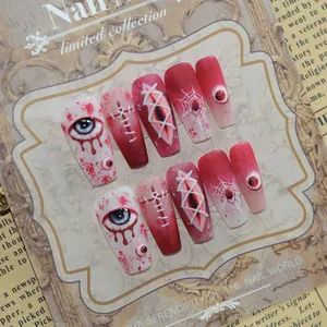Detailopname van handgemaakte 3D horror Halloween nagels met ogen- en wondontwerpen