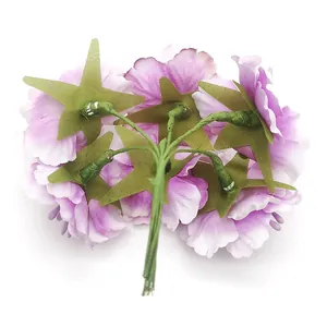 Vista posteriore dettagliata di fiori di ciliegio artificiali viola per progetti fai da te