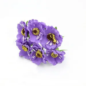 Dettaglio ravvicinato di fiori di ciliegio artificiali viola per ghirlande e artigianato fai da te