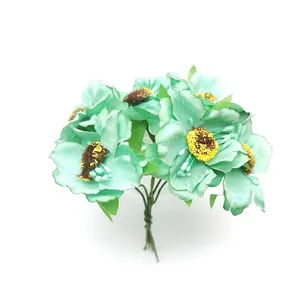 Mazzo di fiori di ciliegio artificiali verde acqua per ghirlande DIY e decorazioni.