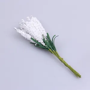 Nahaufnahme von künstlichen weißen Lavendelstielen für DIY-Blumenarrangements