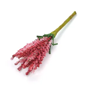 Detaillierte Nahaufnahme eines künstlichen Lavendelstiels mit rosa Knospen für Deko