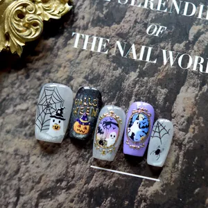 Detailansicht handgefertigter Halloween-Nägel mit Geist- und Kürbis-Art-Design.