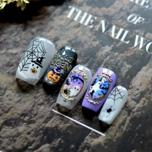 Detailaufnahme von handgefertigten Halloween-Press-On-Nägeln mit Geist- und Kürbis-Motiven