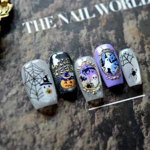 Detailaufnahme von handgefertigten Halloween-Nägeln mit 3D-Geistern und Kürbis-Designs