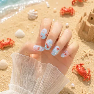 Détail d'autocollants 3D pour ongles à motif crabe et étoile de mer sur fond de sable