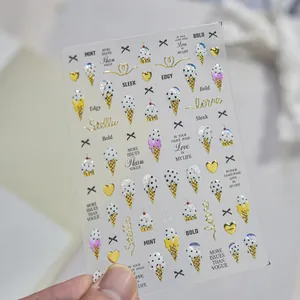 Detalle de pegatinas metálicas para uñas con lindos conos de helado y corazones de oro