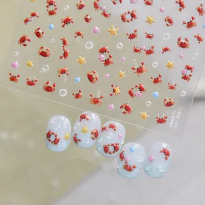Vue détaillée des autocollants 3D pour ongles avec de mignons crabes rouges et étoiles