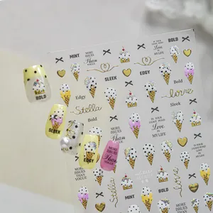 Detalle de pegatinas de uñas de helado y pastel con acentos dorados metálicos dulces