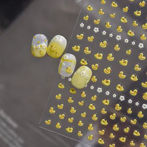 Gros plan d'autocollants 3D en gel pour ongles avec canards jaunes et fleurs blanches