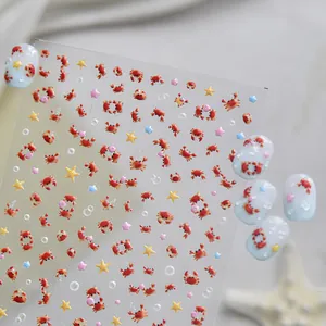 Détail macro des autocollants 3D pour ongles avec motifs de crabes et étoiles de mer