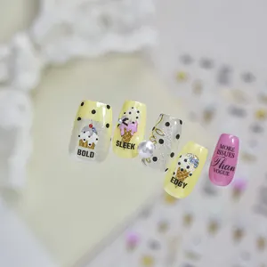 Primer plano de pegatinas para uñas de helados y magdalenas en tonos pastel suaves.