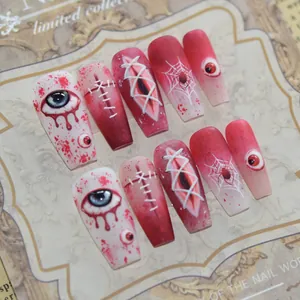 Detailweergave van handgemaakte Halloween-horrornagels met 3D-oogmotieven