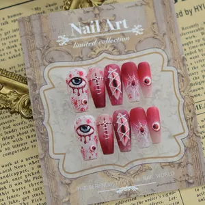 Detailweergave van handgemaakte 3D-Halloween-horrornagels met bloederige motieven