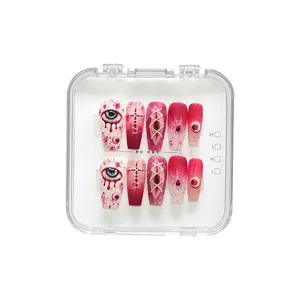 Detailweergave van Halloween horrorstijl nepnagels met 3D-bloed- en oogontwerp set