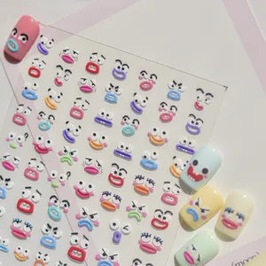 Gros plan d'autocollants 3D pour ongles avec diverses expressions faciales de dessins animés