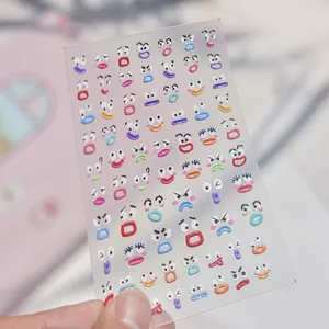 Vue détaillée d'autocollants pour ongles 3D avec visages rigolos et texture gelée