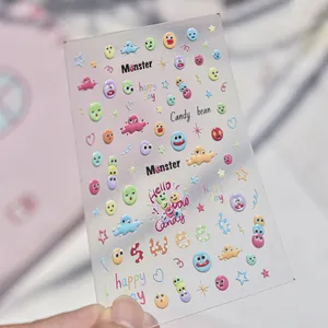 Gros plan sur des autocollants pour ongles avec des monstres et des sourires colorés.
