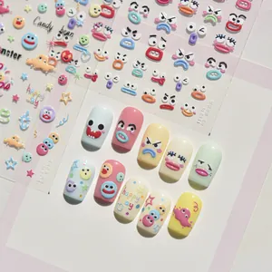 Vue détaillée d'autocollants pour ongles en gel 3D avec de mignons visages de dessins animés.