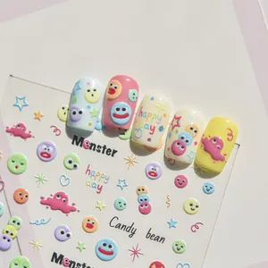 Gros plan de autocollants à ongles colorés avec motif de visage de dessin animé 3D