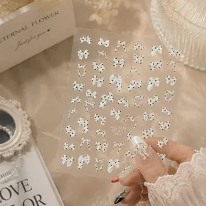 Pegatinas 3D de lazo blanco con lunares para uñas con acabado de brillo nácar