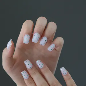 Detailansicht handgefertigter Press-on-Nägel mit eleganten, glänzenden Polka Dots