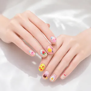 Gros plan détaillé de mignons autocollants 3D pour ongles avec motifs de glace et de fruits
