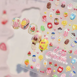 Vue détaillée d'autocollants 3D pour ongles avec de jolis motifs de glace et fruits.